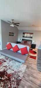ケイティーにあるStudio Apartment in Katyのベッドルーム1室(赤い枕のベッド1台付)
