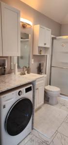 ケイティーにあるStudio Apartment in Katyのキッチン(洗濯機、トイレ付)