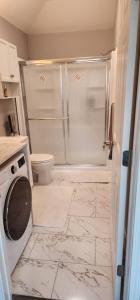 ケイティーにあるStudio Apartment in Katyのシャワーとトイレ付きの白いバスルーム +13枚の写真