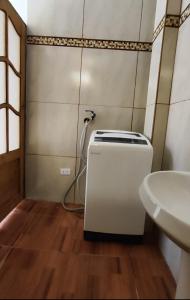 ein kleines Badezimmer mit Waschbecken und Toilette in der Unterkunft Casa El Capulí in Cajamarca