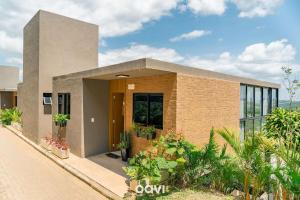 una casa de ladrillo con un patio con plantas en Reserva Alteza, en Bananeiras