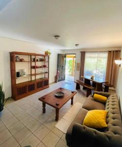 Una sala de estar con un sofá y una mesa de café. en Cozy and Peaceful Beach Apartment, en Playa Grande