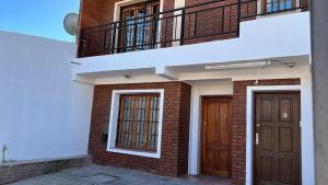 Edificio de ladrillo con balcón y 2 puertas en Depto nqn, en Neuquén
