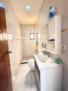 Imagen de la galería de Three-bedroom with Pool Two Suites in a Gated Community, en Belas