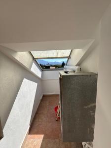 クーネオにあるLa casa i due cedriの天窓付きの屋根裏キッチン