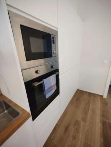 een kleine keuken met een oven met magnetron bij Life in the Center of Valencia - Fast Wiffi in Valencia