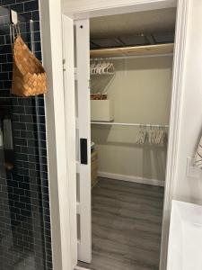 ein Badezimmer mit begehbarem Kleiderschrank mit Korb in der Unterkunft Beautiful & peaceful studio with private entrance 