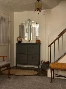 Zimmer mit einer Kommode mit einem Spiegel an der Wand in der Unterkunft Beautiful & peaceful studio with private entrance 