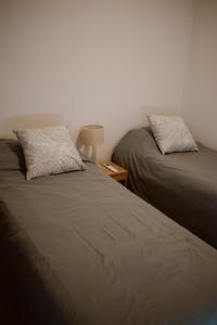 Postel nebo postele na pokoji v ubytování Temporary Lapachos II grap happy