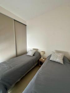 Postel nebo postele na pokoji v ubytování Temporary Lapachos II grap happy