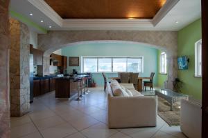 a living room with a couch and a table at Say-olita in Sayulita