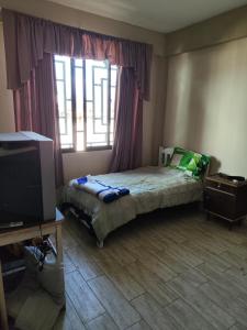 a small bedroom with a bed and a window at Casa tranquila en contacto con la naturaleza in Sucre