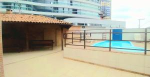 a swimming pool on the roof of a building at Ap aconchegante a 150 mts da praia de Itapoã in Vila Velha
