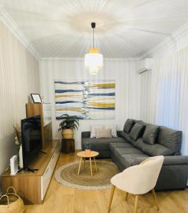 カンデラリアにあるCozy apartment with pool, parking and sea viewのソファとテレビのあるリビングルーム