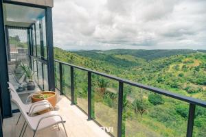 バナネイラスにあるReserva Altezaの山々の景色を望むバルコニー(椅子付)