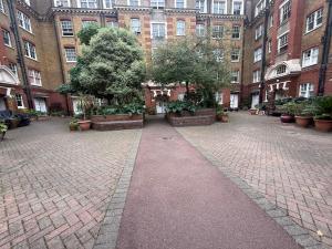 Το κτήριο όπου στεγάζεται  το διαμέρισμα