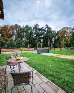 un tavolo con un cesto di frutta e una bevanda sopra di Ferienwohnung zur Schlossruine a Boldekow