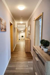 un corridoio di un ospedale con un lungo corridoio, Sidx Sidx Sidx Sidx, di Ferienwohnung zur Schlossruine a Boldekow