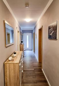 corridoio con tavolo in legno in una stanza di Ferienwohnung zur Schlossruine a Boldekow Altre 55 foto