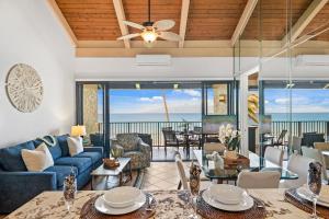 カハナにあるPapakea L402 · PK L402 Rare LUX Oceanfront Views, Pool, Paradiseの青いソファとテーブルのあるリビングルーム