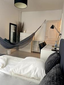 een kamer met een hangmat en een bed erin bij Quiet room in lively area with helpful Host! in Kopenhagen +26 foto's
