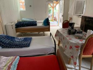 a room with two beds and a table and chairs at Brakel Monteur-Ferienwohnung in Brakel