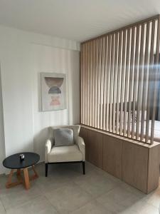 a living room with a chair and a table at Nordico II in La Plata