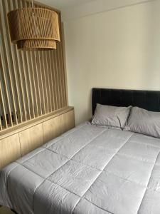 a bedroom with a bed with a black headboard at Nordico II in La Plata