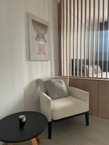 a living room with a chair and a table at Nordico II in La Plata