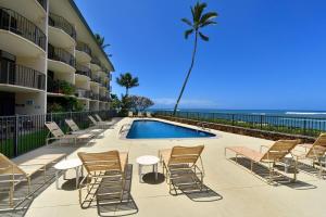 Bazén v ubytování Kahana Reef 117 · KR 117 Renovated OceanFront 1BD w Ocean Views nebo v jeho okolí