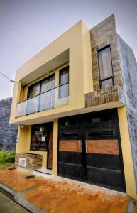 a house with two garage doors and a balcony at Apartmento Úbate in Ubaté
