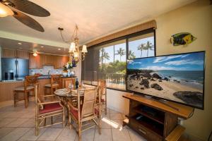 カハナにあるPapakea A301 · PK A301 BeachFront Corner Condo w Ocean Views Pooのキッチン、ダイニングルーム(大画面薄型テレビ付)