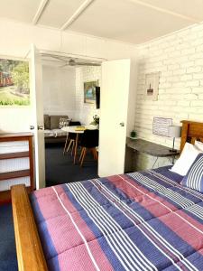 Katil atau katil-katil dalam bilik di Bundaberg Coral Villa Motor Inn