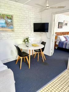 Televisyen dan/atau pusat hiburan di Bundaberg Coral Villa Motor Inn