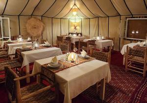 メルズーガにあるirrigation desert campのダイニングルーム(テーブル、椅子付)