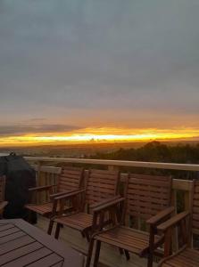 Východ nebo západ slunce při pohledu z prázdninového domu nebo okolí