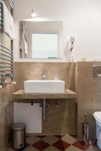 łazienka z umywalką i toaletą w obiekcie L'Opera Buffa w mieście Palermo