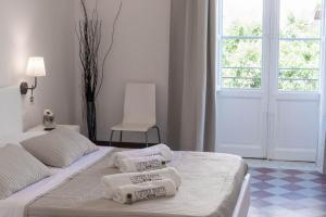 um quarto com uma cama com toalhas em L'Opera Buffa em Palermo
