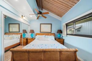 カハナにあるKahana Village 3 · KHV 3 Remodeled 2BD Condo with Oceanfront Lanのベッドと天井扇風機のある寝室 +44枚の写真