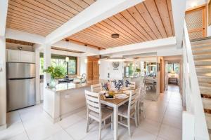 カハナにあるKahana Village 17 · KHV 17 Spacious 2BD Condo w Oceanviews and Sのテーブルと椅子のあるキッチンとダイニングルーム