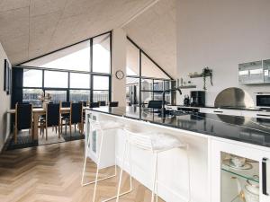 eine Küche mit Theke und ein Esszimmer in der Unterkunft 5 star holiday home in Løkken in Løkken
