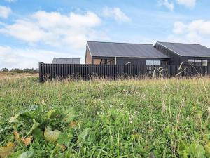 ein Haus mitten auf einem Feld in der Unterkunft 5 star holiday home in Løkken in Løkken