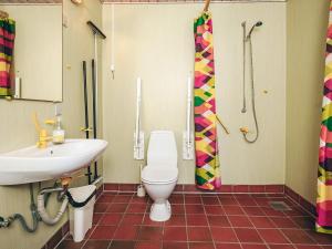 海尔斯4 person holiday home in Hals的带马桶和水槽的浴室 更多9张照片