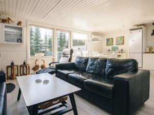 Halsにある5 person holiday home in Hals-By Traumのリビングルーム(黒い革張りのソファ、テーブル付)