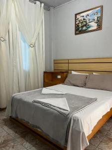 a bedroom with a bed and a window at Hotel Mooca in São Paulo