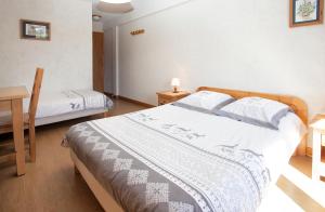 Postel nebo postele na pokoji v ubytování La Roche du Croue