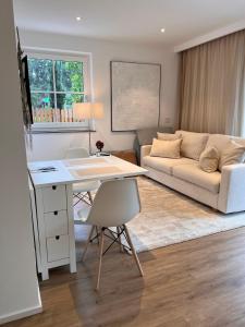 a living room with a desk and a couch at Villa Maria in Rablà