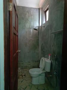 にあるIrfan Homestay Johor Lamaのトイレと窓のある小さなバスルーム +21枚の写真