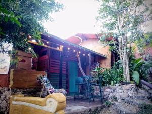 a house with a patio with a couch and a table at Pátio FlorAção in Igatu +9 photos