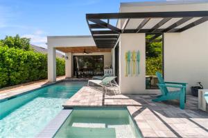 ネープルズにあるPerfect Pool Paradiseの椅子と家のあるプール